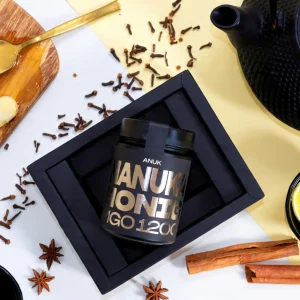Ein Glas ANUK Manuka-Honig MG01200 in einer Geschenkbox vor ansprechendem Hintergrund