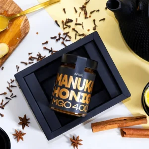 Ein Glas ANUK Manuka-Honig MG0400 in einer Geschenkbox vor ansprechendem Hintergrund