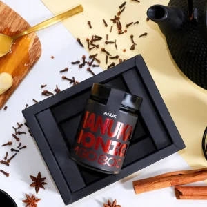Ein Glas ANUK Manuka-Honig MG0800 in einer Geschenkbox vor ansprechendem Hintergrund